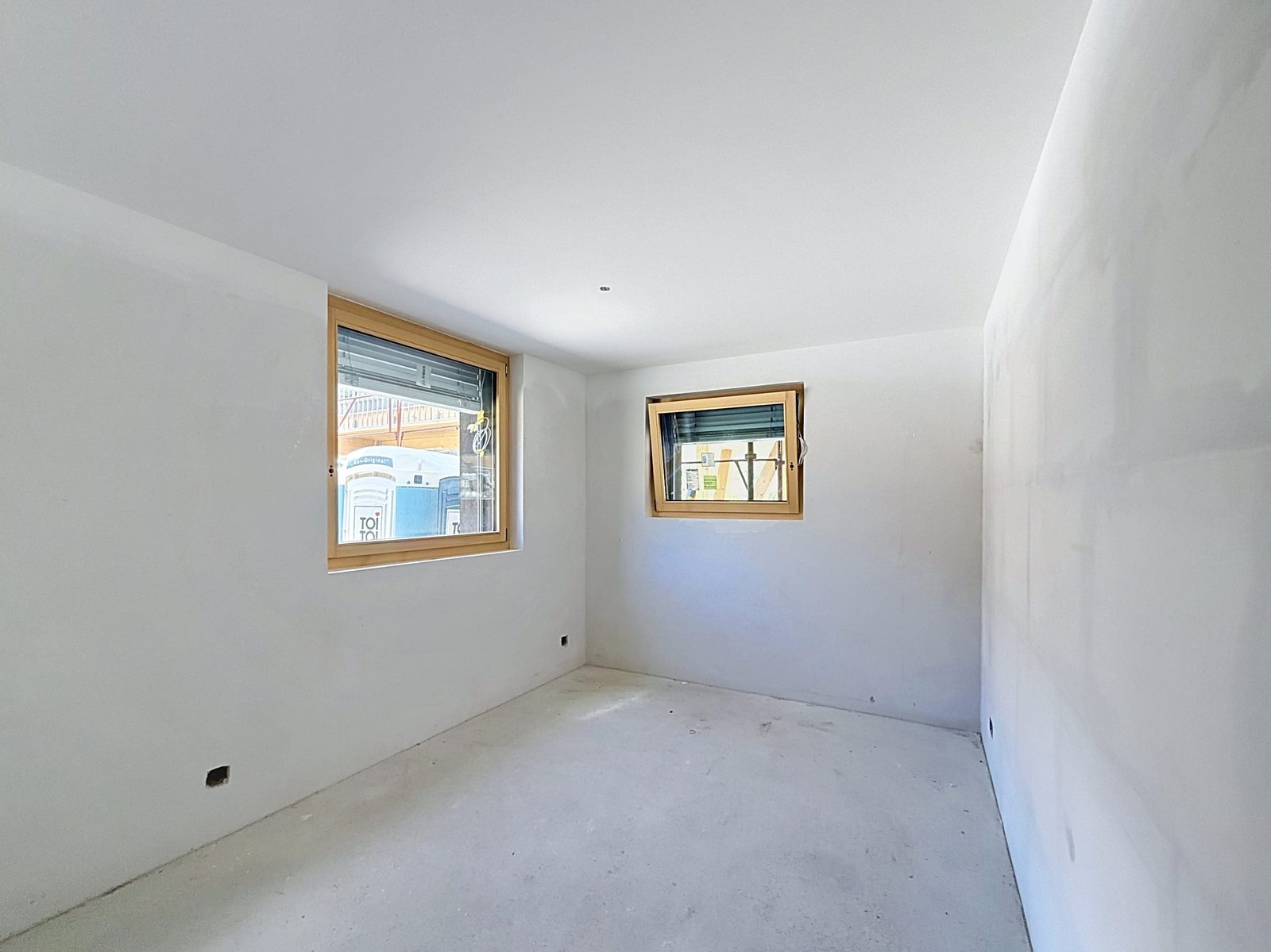 Chambre en cours de finition, plâtrerie et fenêtres posées